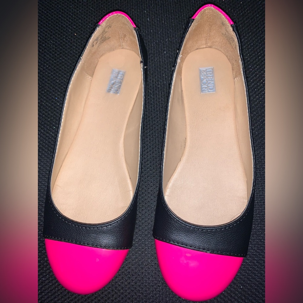 Neon pink / black flats